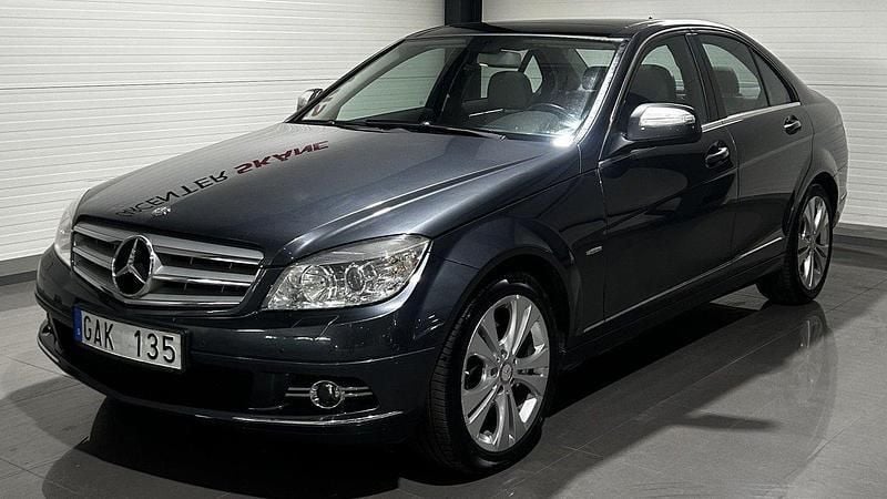 Mörkgrå Begagnad 2007 Mercedes C200 Avantgarde Sedan | 79 900 kr (Marknadspris) - Bild 1/4