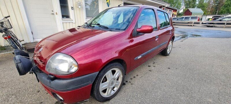 Röd Begagnad 2001 Renault Clio II Halvkombi | 22 500 kr (Marknadspris) - Bild 1/4