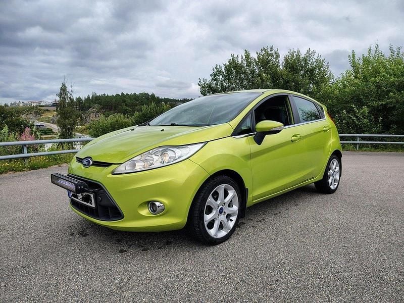 Grön Begagnad 2011 Ford Fiesta Titanium Halvkombi | 37 000 kr (Bra pris) - Bild 1/4