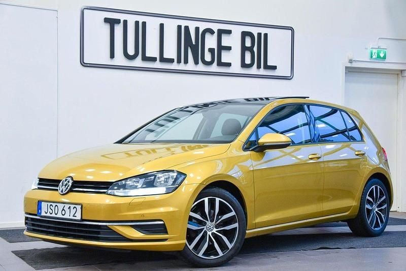 Gul Begagnad 2017 VW Golf VII Halvkombi | 159 900 kr (Lite dyr) - Bild 1/4