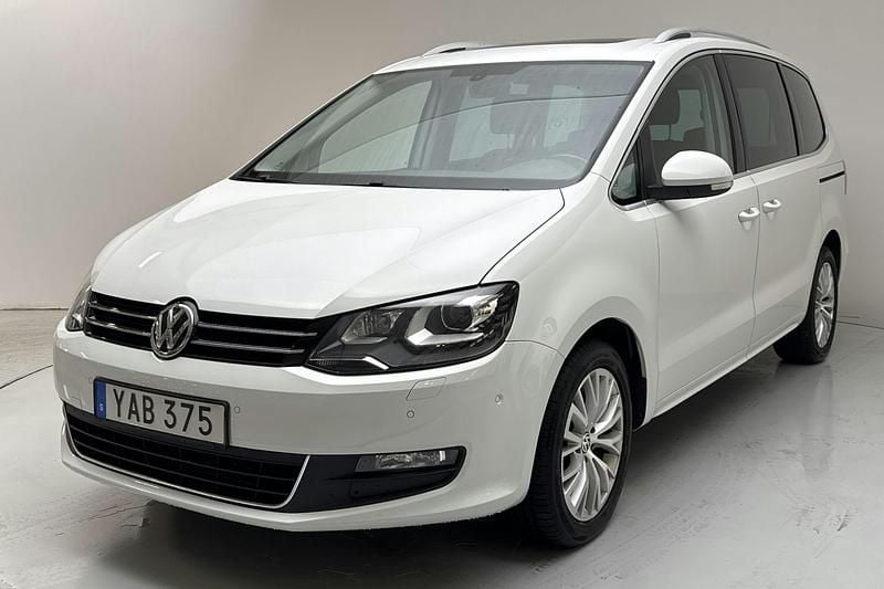 Vit Begagnad 2016 VW Sharan Minibuss | 209 900 kr (Bra pris) - Bild 1/4