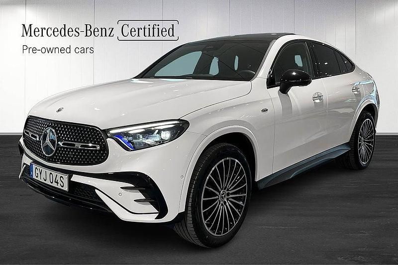 Vit Begagnad 2025 Mercedes GLC300e AMG Line Premium Sportkupé | 789 000 kr (Marknadspris) - Bild 1/4