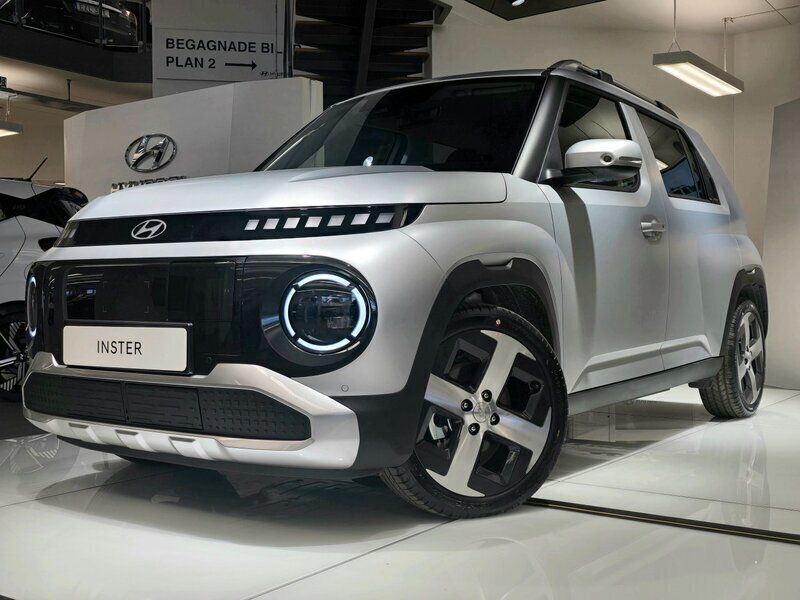 Grå Ny 2024 Hyundai Inster Halvkombi | 349 900 kr - Bild 1/4