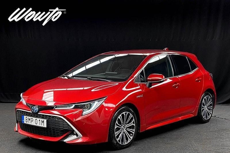 Röd Begagnad 2019 Toyota Corolla Hybrid Executive Halvkombi | 219 800 kr (Marknadspris) - Bild 1/3