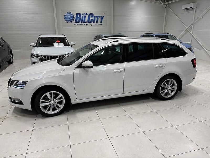 Vit Begagnad 2018 Skoda Octavia Style Kombi | 249 900 kr (Marknadspris) - Bild 1/4