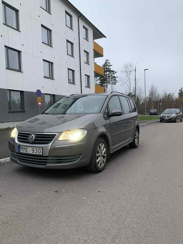 Grå Begagnad 2010 VW Touran Trendline Minibuss | 22 000 kr (Superpris) - Bild 1/4