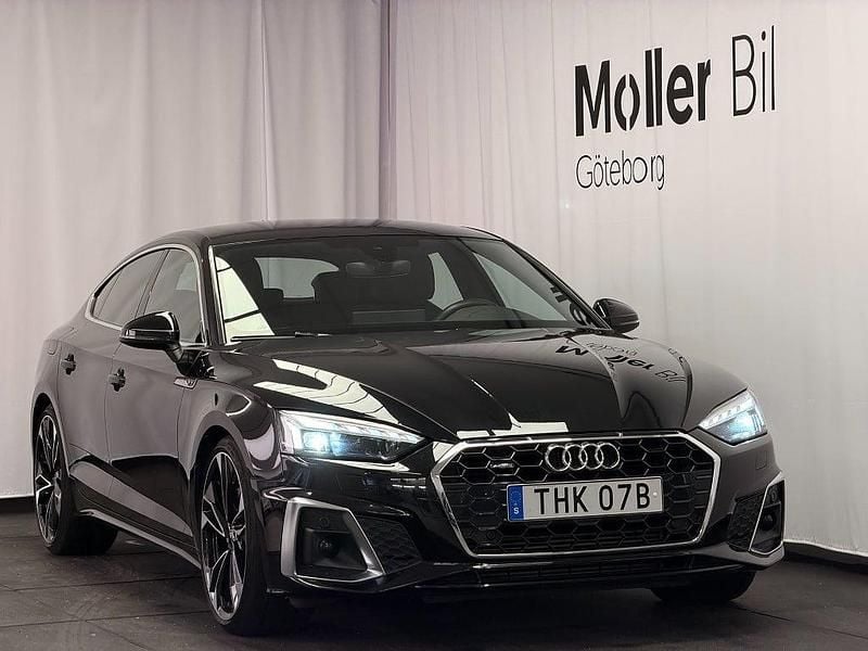 Mytsvart metallic Begagnad 2021 Audi A5 Sportback S-Line Halvkombi | 379 900 kr (Marknadspris) - Bild 1/4
