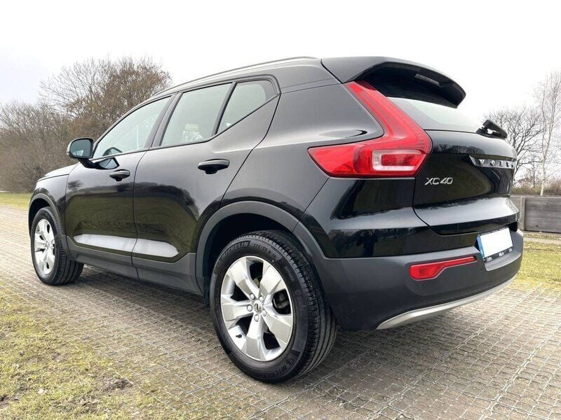 Begagnad Volvo XC40 Momentum 130 HK (95 kW) 2020 Svart SUV