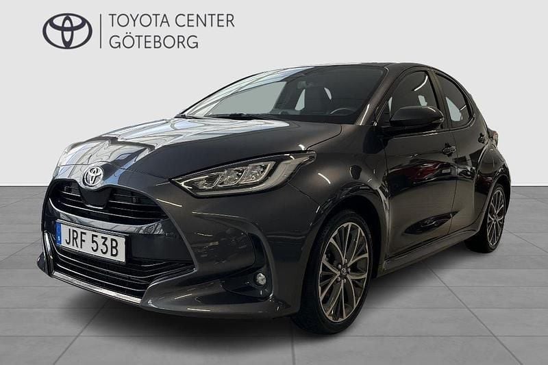 Mörkgrå (grå) Begagnad 2024 Toyota Yaris Hybrid Style Halvkombi | 279 900 kr (Dyr) - Bild 1/3