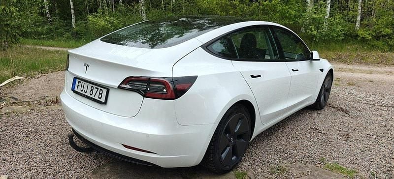 Vit Begagnad 2021 Tesla Model 3 Standard Range Plus Sedan | 265 000 kr (Dyr) - Bild 1/4