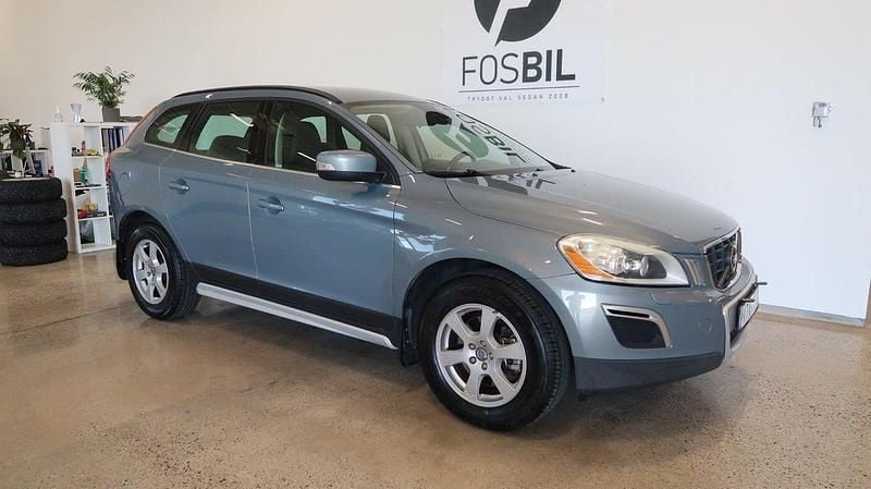 Ljusblå Begagnad 2010 Volvo XC60 Momentum SUV | 109 900 kr (Marknadspris) - Bild 1/3