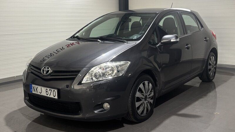 Mörkgrå Begagnad 2009 Toyota Auris Plus Halvkombi | 79 900 kr (Marknadspris) - Bild 1/4