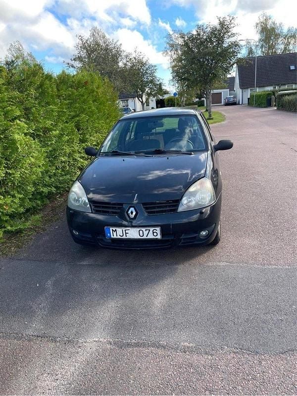 Svart Begagnad 2007 Renault Clio R.S. Halvkombi | 15 000 kr (Superpris) - Bild 1/4