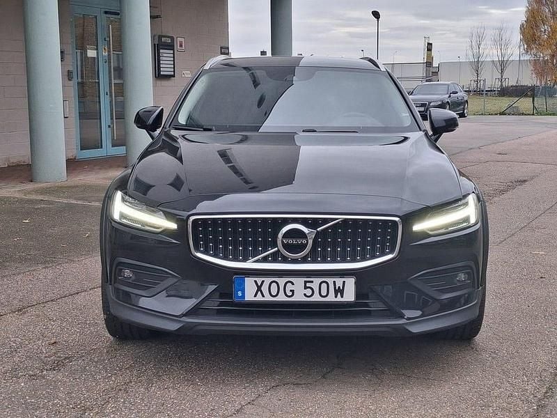 Svart Begagnad 2021 Volvo V60 CC Momentum Kombi | 245 000 kr (Superpris) - Bild 1/4