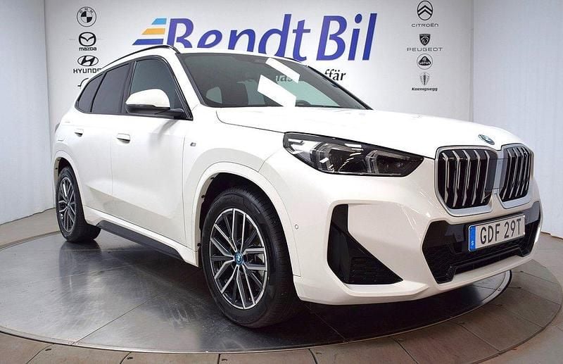 Vit Begagnad 2025 BMW X1 M Sport SUV | 549 500 kr (Marknadspris) - Bild 1/4