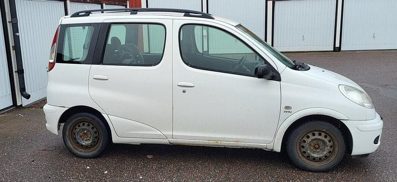 Vit Begagnad 2004 Toyota Yaris Verso Minibuss | 9 700 kr (Superpris) - Bild 1/4