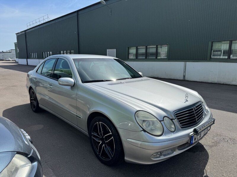 Begagnad Mercedes E200 164 HK (120 kW) 2004 Silver Sedan