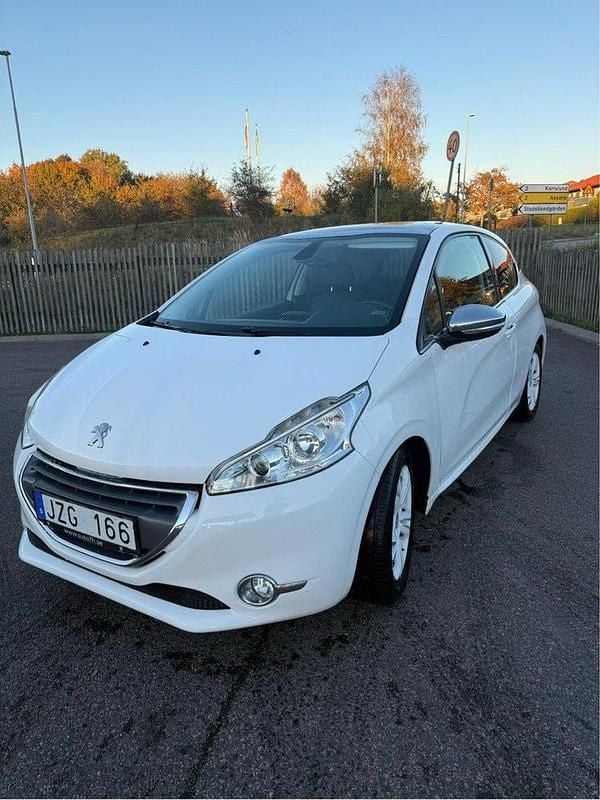 Vit Begagnad 2012 Peugeot 208 Halvkombi | 44 500 kr (Marknadspris) - Bild 1/4