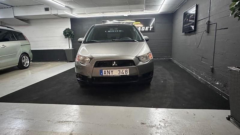 Begagnad Mitsubishi Colt 97 HK (71 kW) 2009 Grå Halvkombi