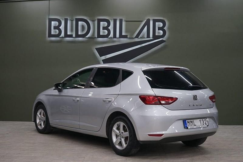 Begagnad Seat Leon Style 105 HK (77 kW) 2013 Silver Halvkombi