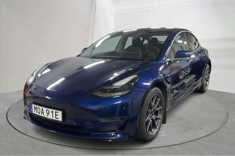 Blå Begagnad 2019 Tesla Model 3 Sedan | 234 800 kr (Marknadspris) - Bild 1/4