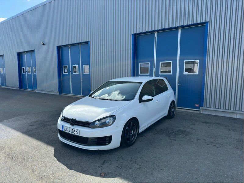Vit Begagnad 2011 VW Golf VI GTI Halvkombi | 98 000 kr (Marknadspris) - Bild 1/4