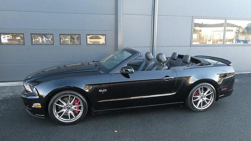 Svart Begagnad 2014 Ford Mustang GT Cab | 368 000 kr (Marknadspris) - Bild 1/4