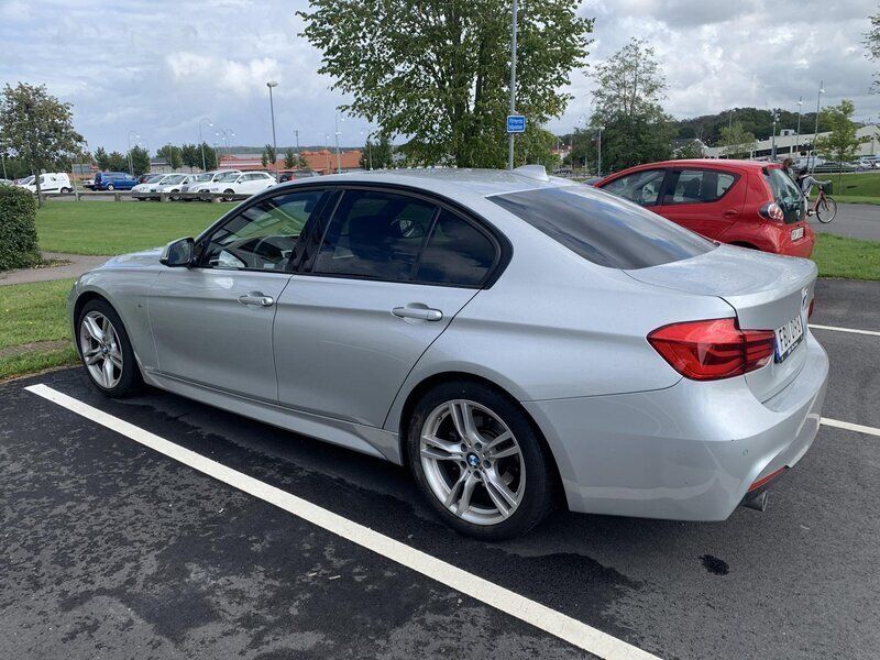 Silver Begagnad 2017 BMW 318 M Sport Sedan | 229 000 kr (Lite dyr) - Bild 1/4