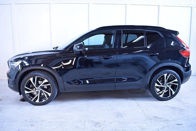 Svart Begagnad 2019 Volvo XC40 R-Design SUV | 309 900 kr (Marknadspris) - Bild 1/4