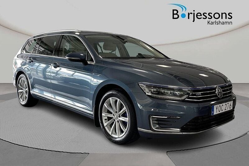 Blå Begagnad 2017 VW Passat GTE Kombi | 189 000 kr (Marknadspris) - Bild 1/4