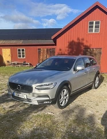 Silver Begagnad 2019 Volvo V90 CC Momentum Kombi | 285 000 kr (Bra pris) - Bild 1/4