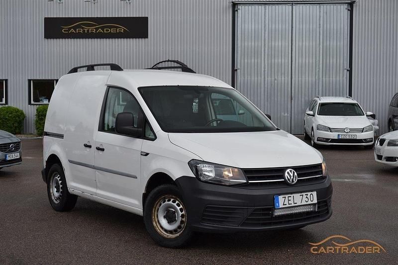 Vit Begagnad 2018 VW Caddy Minibuss | 84 900 kr (Marknadspris) - Bild 1/4