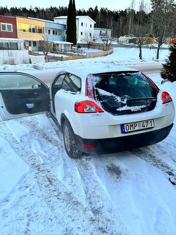Vit metallic Begagnad 2008 Volvo C30 Halvkombi | 43 000 kr (Bra pris) - Bild 1/4