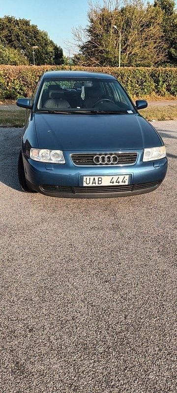 Blå Begagnad 2003 Audi A3 Attraction Halvkombi | 20 000 kr (Lite dyr) - Bild 1/4