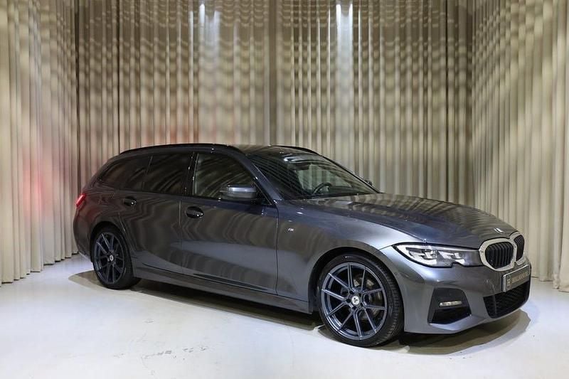 Grå Begagnad 2020 BMW 320 M Sport Kombi | 289 900 kr (Lite dyr) - Bild 1/4