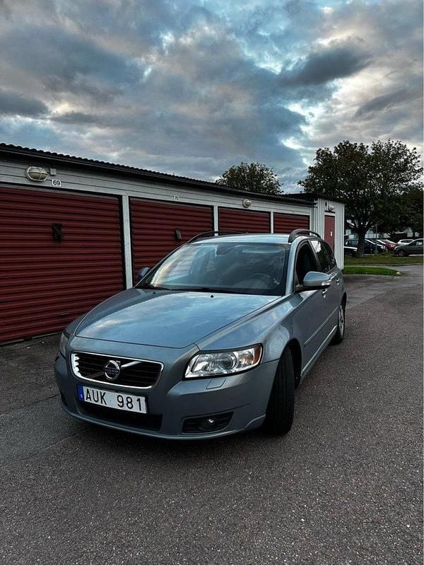 Blå Begagnad 2011 Volvo V50 Kombi | 38 000 kr (Marknadspris) - Bild 1/4