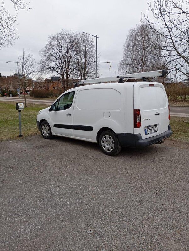 Vit Begagnad 2014 Peugeot Partner Minibuss | 99 000 kr - Bild 1/4