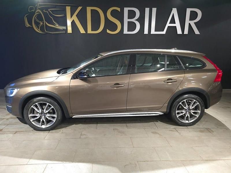 Brun Begagnad 2017 Volvo V60 CC Standard Kombi | 179 500 kr (Lite dyr) - Bild 1/4