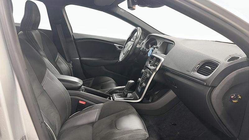 Begagnad Volvo V40 R-Design 152 HK (111 kW) 2018 Silver Kombi