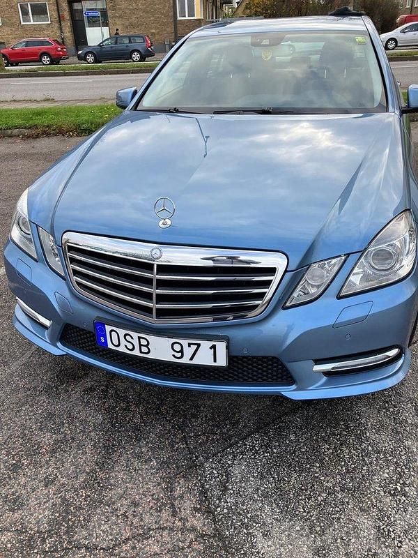 Blå Begagnad 2012 Mercedes E220 Sedan | 170 000 kr (Marknadspris) - Bild 1/4