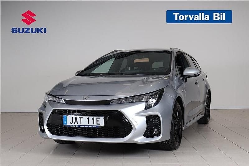 Grå Begagnad 2023 Suzuki Swace Kombi | 274 900 kr (Marknadspris) - Bild 1/3