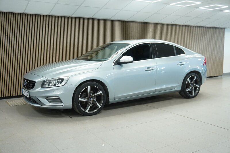 Silver Begagnad 2016 Volvo S60 R-Design Sedan | 199 700 kr (Marknadspris) - Bild 1/4