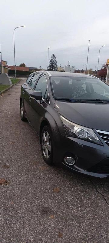 Grå Begagnad 2012 Toyota Avensis Business Edition Kombi | 90 000 kr (Lite dyr) - Bild 1/4