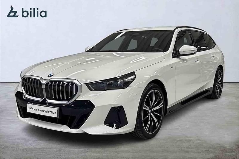 Vit Begagnad 2025 BMW 520 Kombi | 599 900 kr - Bild 1/1