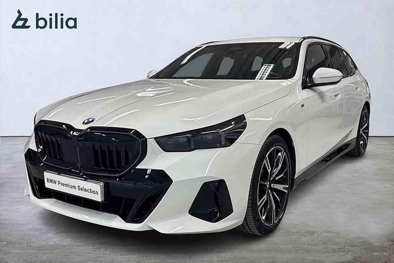 Vit Begagnad 2025 BMW 520 Comfort Edition Kombi | 629 900 kr - Bild 1/1