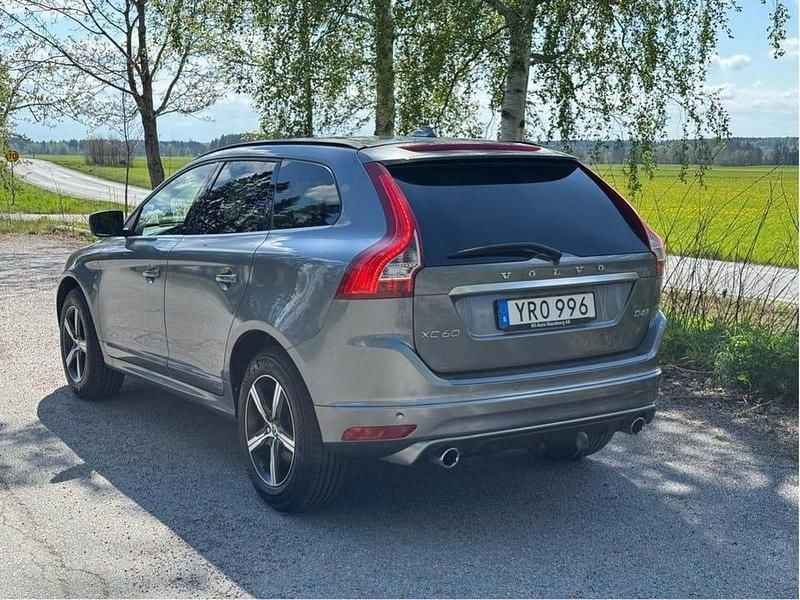 Grå Begagnad 2017 Volvo XC60 R-Design SUV | 165 000 kr (Lite dyr) - Bild 1/4