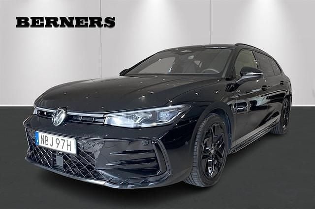 Svart Begagnad 2025 VW Passat R-line Kombi | 449 900 kr (Lite dyr) - Bild 1/4