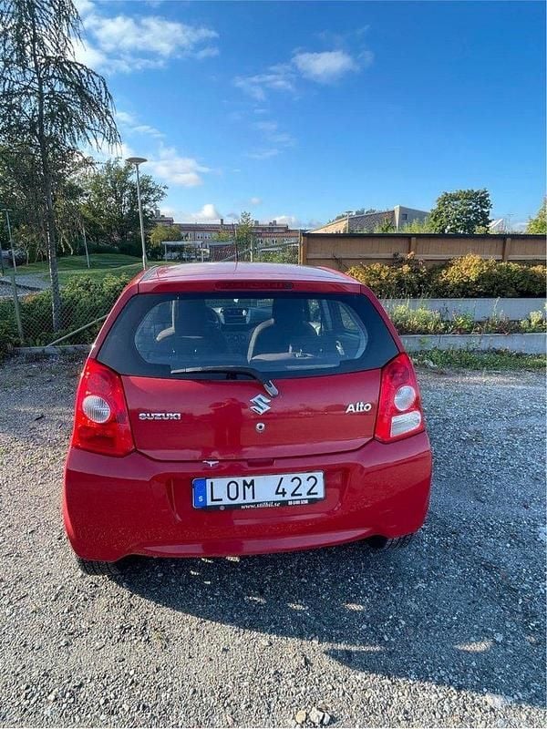 Röd Begagnad 2011 Suzuki Alto Halvkombi | 20 500 kr (Marknadspris) - Bild 1/4