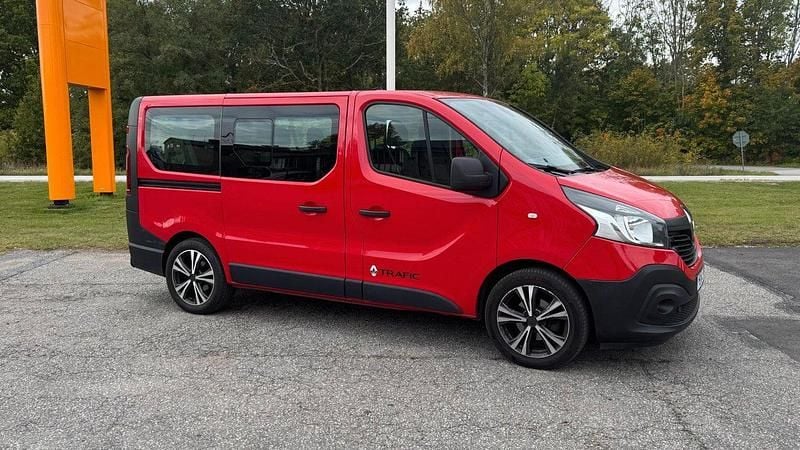 Begagnad Renault Trafic 146 HK (107 kW) 2015 Röd Minibuss