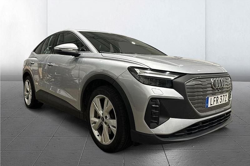 Silver Begagnad 2023 Audi Q4 Sportback e-tron Sport SUV | 418 900 kr (Marknadspris) - Bild 1/3